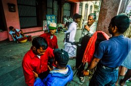 1997;-Asia;-Box-camera;-Boy-in-cap;-Camera;-Camera-obscura;-Chandni-Chowk;-Daily-life;-Delhi;-Documentary-photography;-India;-Indian-culture;-Itinerant-photographer;-Kaleidos;-Kaleidos-images;-La-parole-à-limage;-Moonlight-Square;-New-Delhi;-North-India;-Old-Delhi;-Onlookers;-Photography;-Portrait;-Red-cloth;-Red-shirt;-Shah-Jahan;-Shahjahanabad;-Stories-Pictures;-Street;-Street-photographer;-Street-photography;-Street-portrait;-Street-scene;-Street-trade;-Tarek-Charara;-Trade;-Travel;-Travel-photography;-Urban-life;-Vintage-photography;-Visual-culture